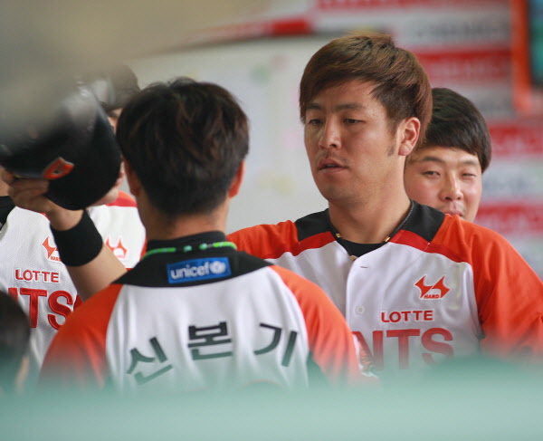 손아섭 강민호를 불러들이는 1타점 적시타